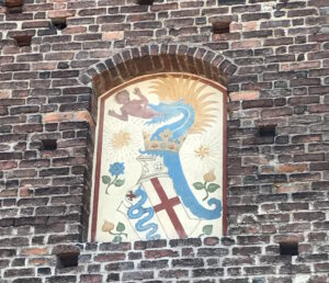 Il Biscione Visconteo affiancato alla Croce di San Giorgio, su una facciata del Castello Sforzesco di Milano